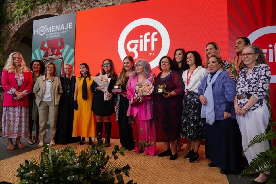 La ceremonia, donde también recibió la Cruz de Plata del Festival Internacional de Cine de Guanajuato (GIFF), fue antecedida por una Clase Magistral.