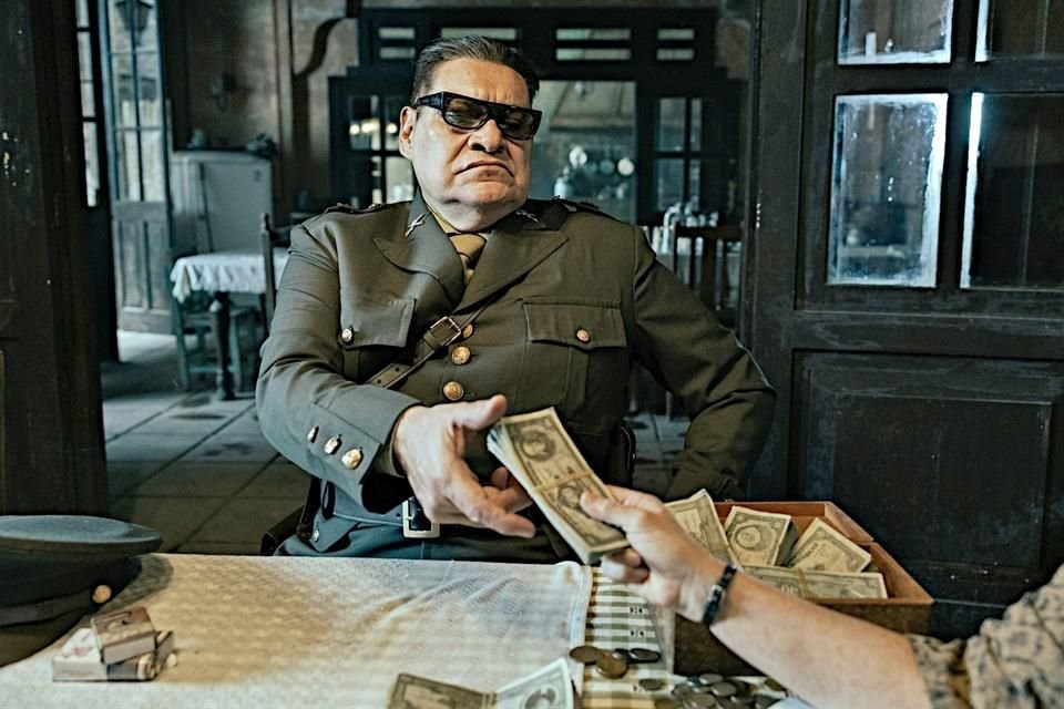 El proyecto empleó un guion inaudito de 380 páginas que requirió 21 semanas de filmación, con 210 sets de época, cientos de coches de esos días, más de 170 actores con diálogos y 5 mil extras.