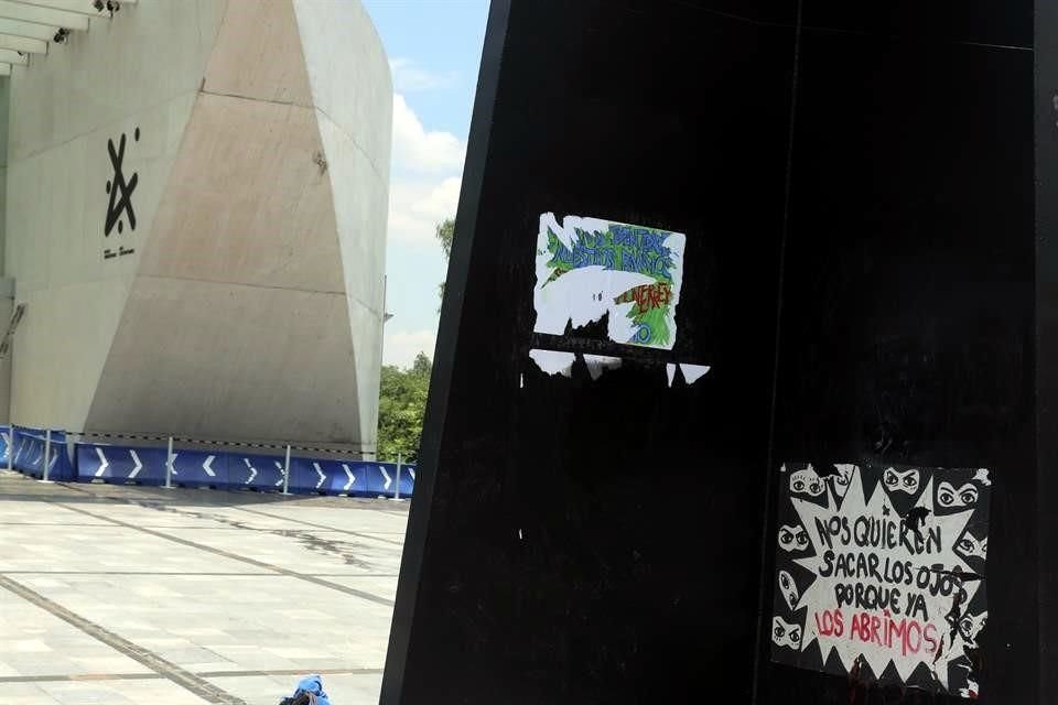 La base de 'La Espiga', emblemática escultura de Rufino Tamayo, todavía tiene huellas de la marcha antigentrificación.