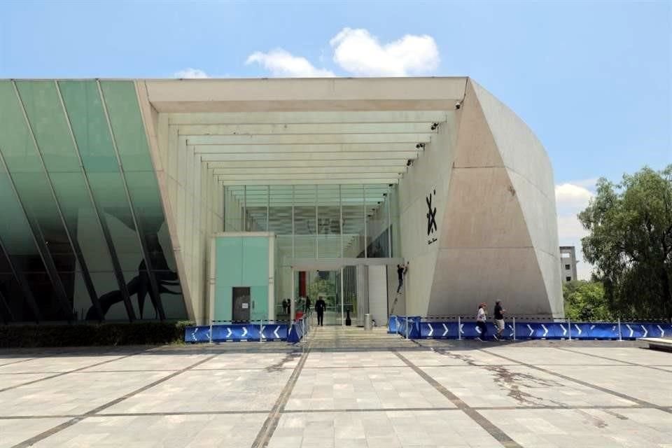 Hileras de barreras viales de color azul impiden el paso donde hay estructuras faltantes en el MUAC a causa de la vandalización.