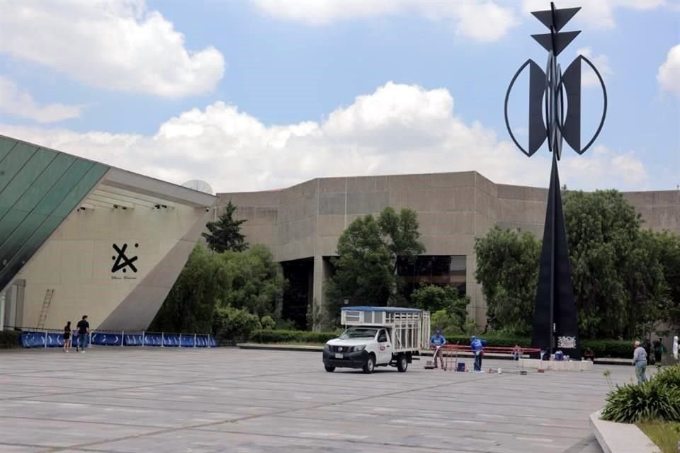 Trabajadores realizaban la tarde de este miércoles labores de limpieza en la explanada del MUAC.