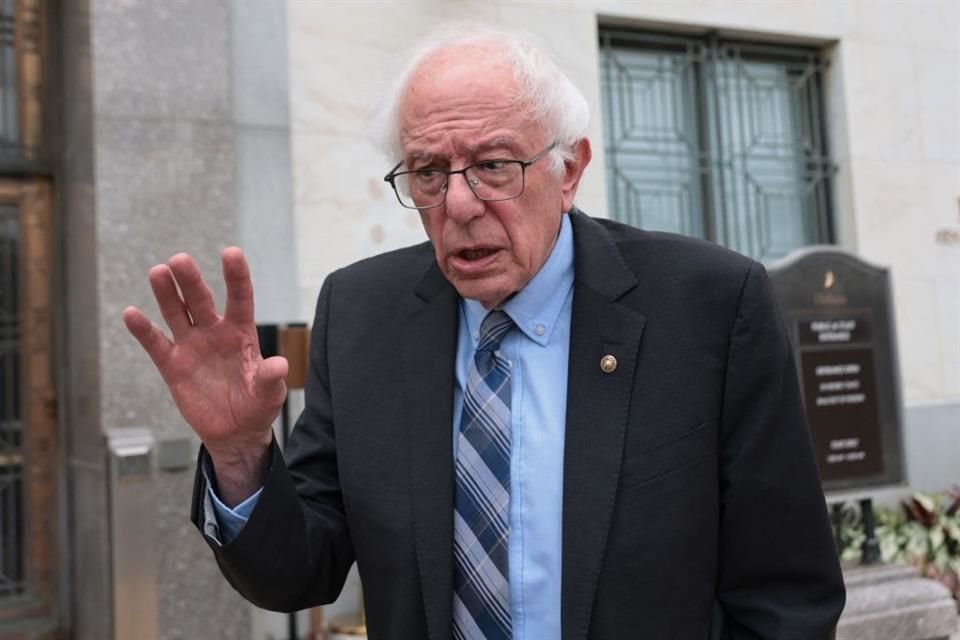 El senador Bernie Sanders habla con reporteros en Washington el 16 de julio del 2025.