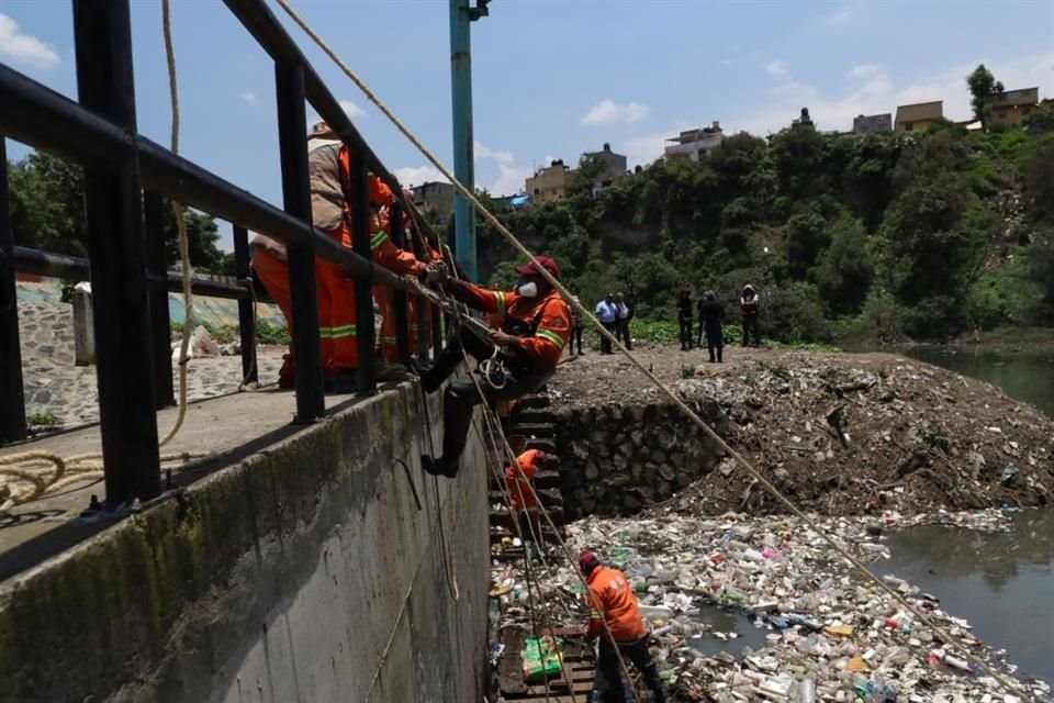 Los miembros de las cuadrillas utilizan equipo protector para ingresar a las barrancas.