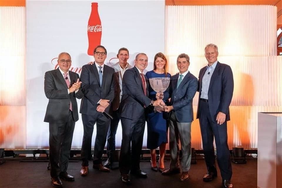 Directivos de Arca Continental con la Candler Cup.