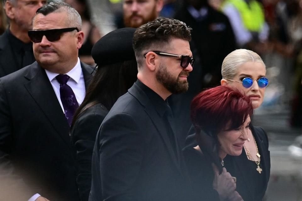 Ozzy Osbourne fue sepultado en su mansión en Buckinghamshire, rodeado de familia, amigos y leyendas del rock como Manson y Rob Zombie.