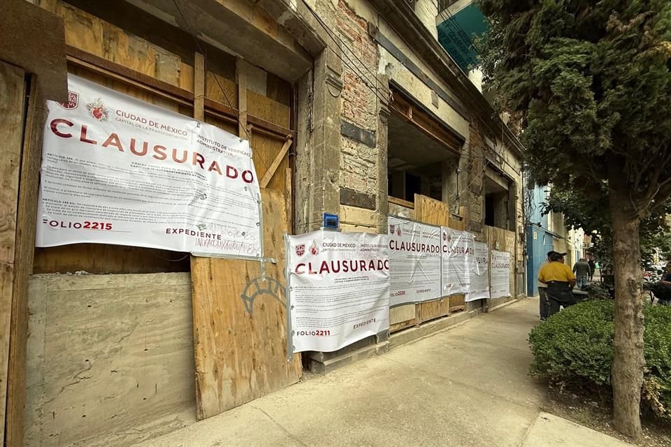 La acción de Seduvi en esta ocasión fue más agresiva, no colocando un solo sello, sino llenando todo el tapial con grandes estampas color guida. 