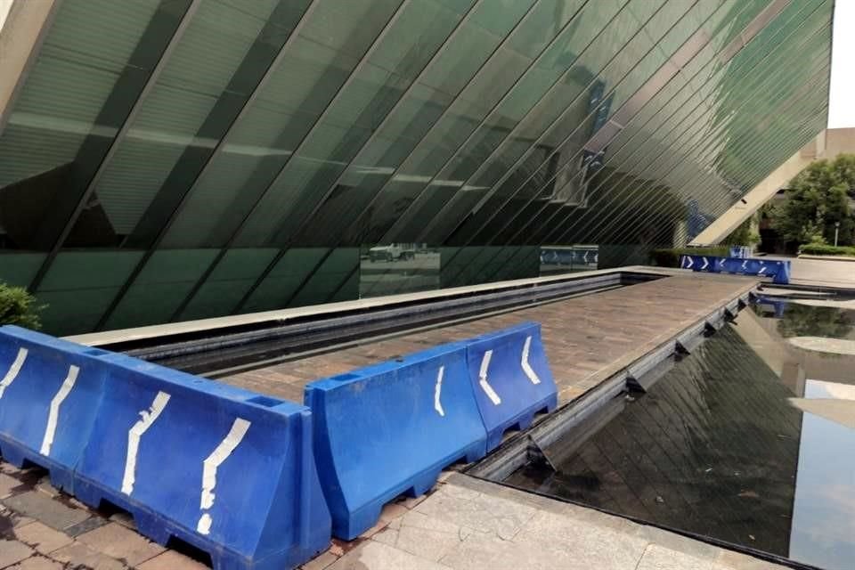 El MUAC reabrió sus puertas este miércoles, todavía con vallas que delimitan áreas dañadas.