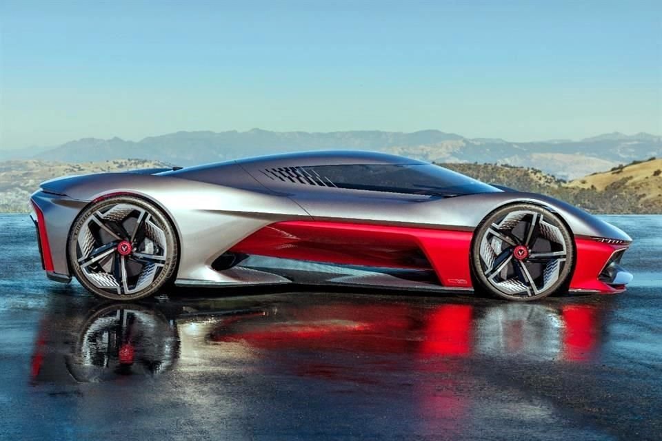 This racing car has a length of 4.6 meters and a wheelbase of 2.7 meters.