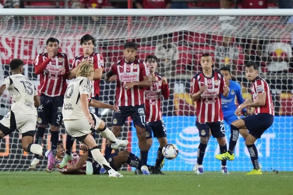 Emil Forsberg fue el encargado de vacunar a las Chivas con un tiro libre.