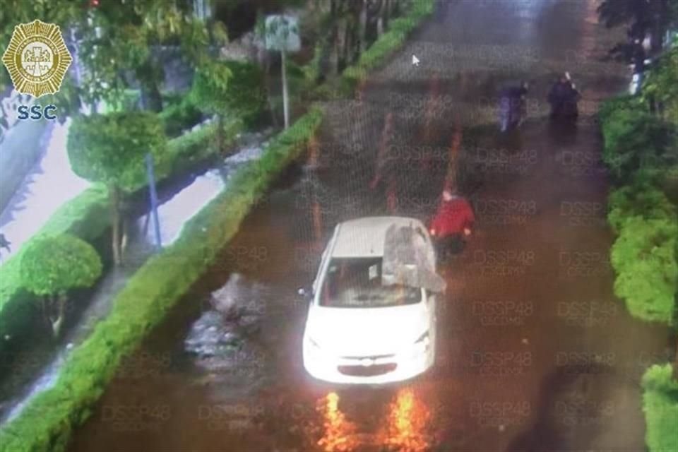 Inundación en carriles laterales de Anillo Periférico y Picacho Ajusco, Colonia Jardines de la Montaña.