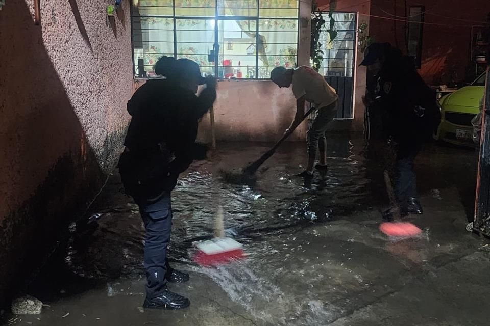 En Xochimilco el agua se metió a las viviendas.