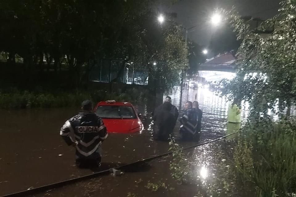 La Segiagua atendió inundaciones en Viaducto Tlalpan, en donde un vehículo quedó varado.  