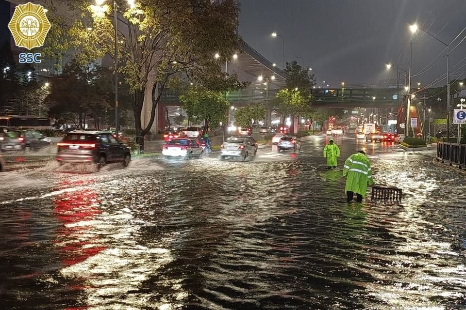 El sur de la Ciudad colapsó ayer ante las precipitaciones. Vías como Periférico vieron reducidos sus carriles debido a las anegaciones.   