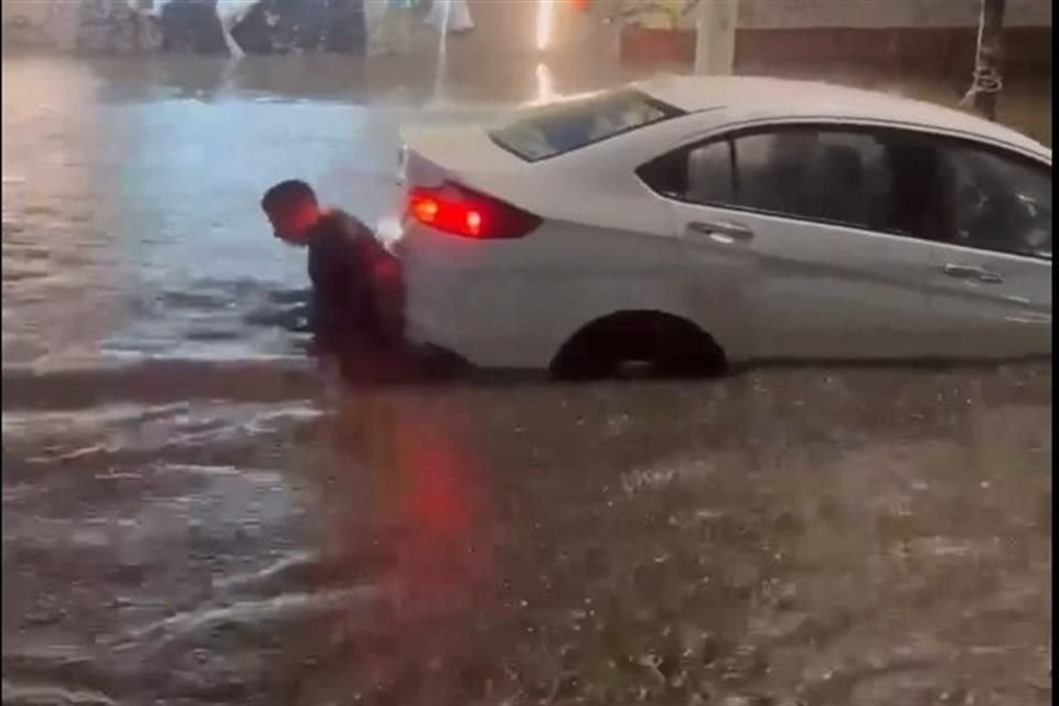 La Joya, en la Alcaldía Tlalpan, se llevó una de las peores partes. También ahí autos quedaron atrapados.  