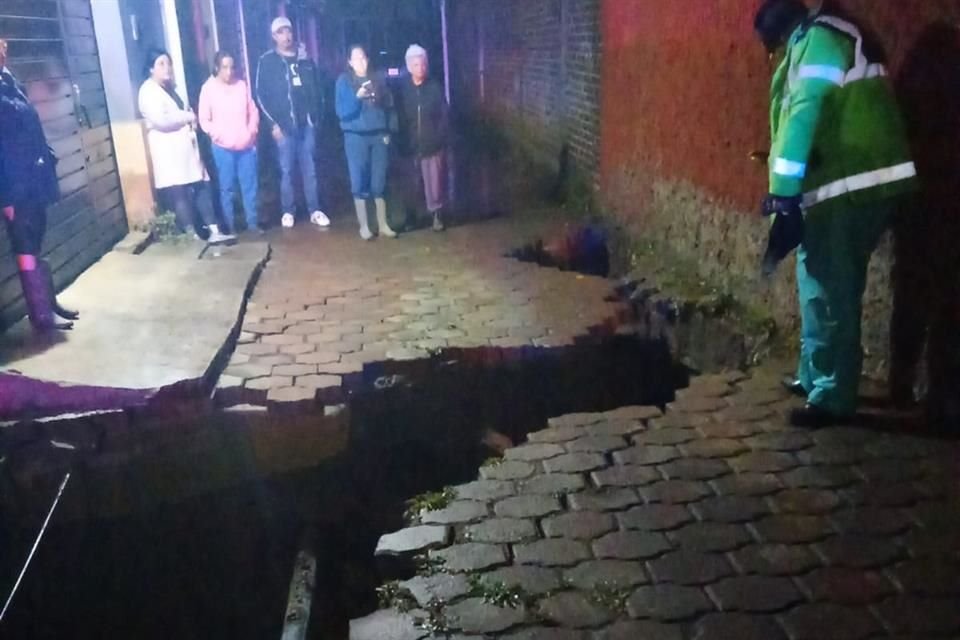 Se atiende un hundimiento provocado por el reblandecimiento de terreno a consecuencia de las lluvias registradas en Tercera Cerrada Girasoles, Colonia Santa Cruz Xochitepec, en Xochimilco.