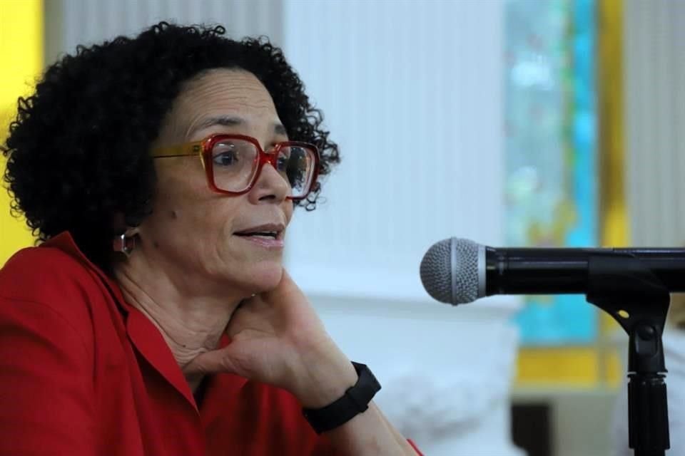 La artista interdisciplinaria y activista Coco Fusco durante la conferencia magistral 'He aprendido a nadar en seco', en la Casa del Tiempo de la UAM.