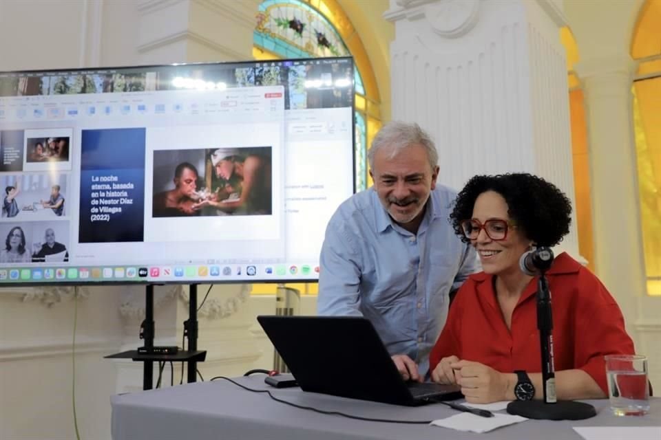 La creadora Coco Fusco compartió en la charla algunos de sus proyectos recientes alrededor de Cuba y otros no vinculados con la isla. En la imagen con el artista y docente César Martínez Silva.