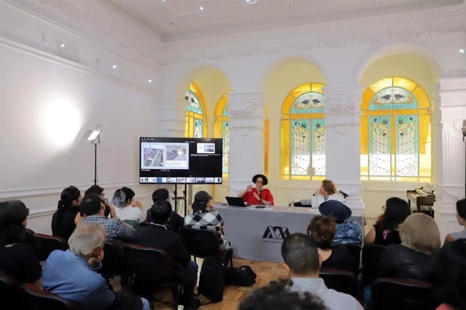 Una exposición antológica del trabajo de la artista Coco Fusco se presenta actualmente en el Museo de Arte Contemporáneo de Barcelona.