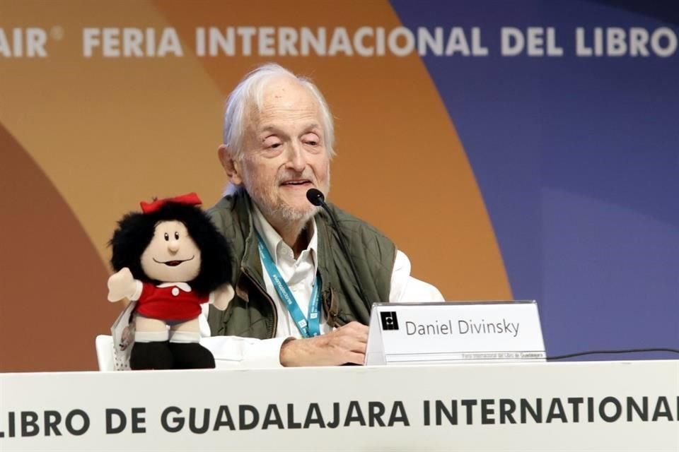 En 2023, el editor argentino Daniel Divinsky participó en el conversatorio 'Mafalda, la tira cómica que cambió al mundo', en el marco de la FIL de Guadalajara.