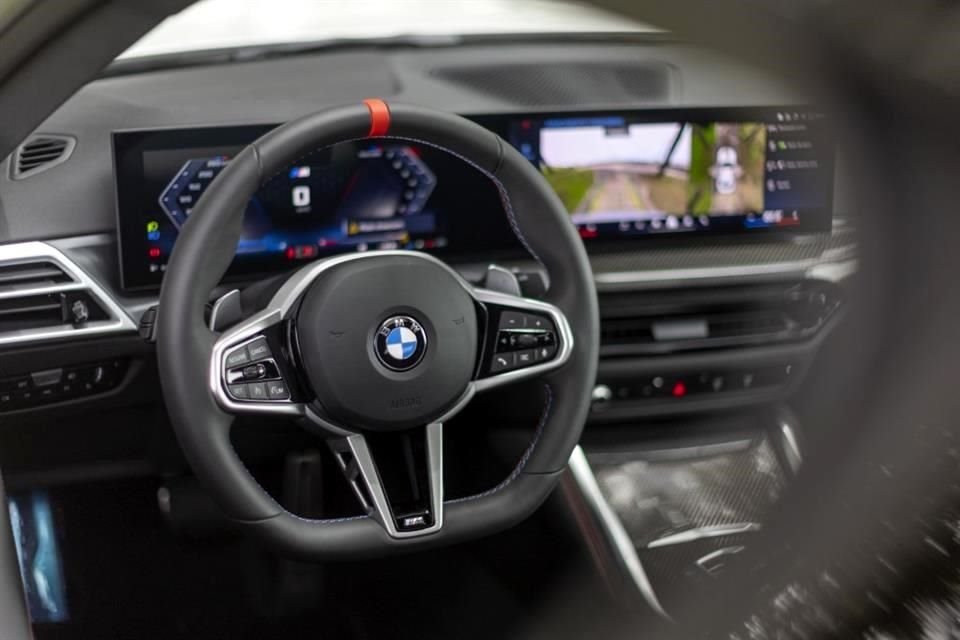 Het interieur maakt gebruik van het BMW Operating System 8.5 met variabele en configureerbare Widgets.