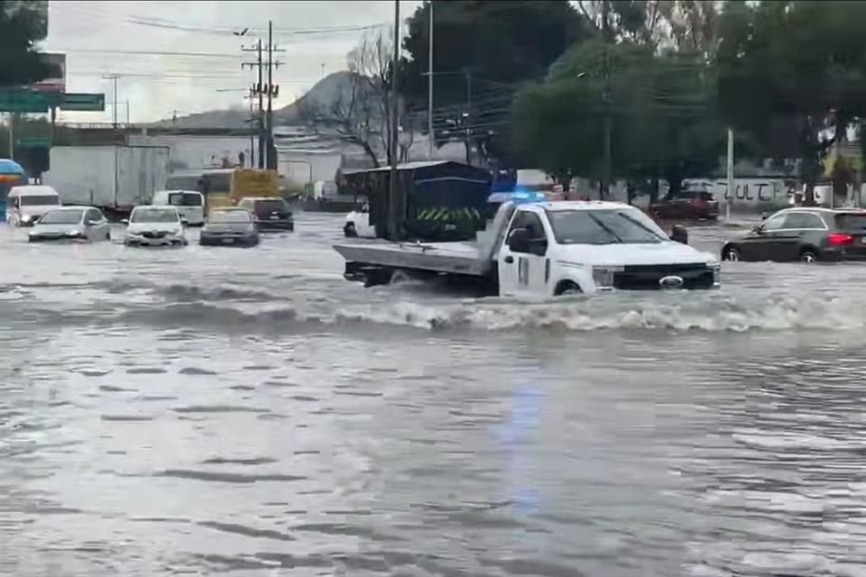 COLAPSO PLUVIAL. Vialidades como la López Portillo quedaron bajo el agua tras la tromba, lo que implicó afectaciones a automovilistas y usuarios del transporte público.  