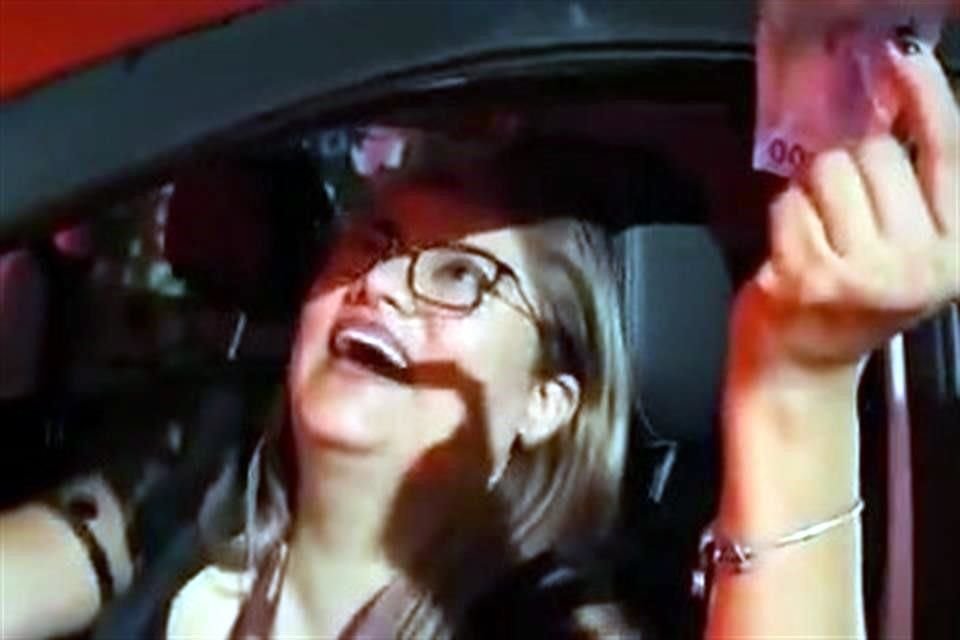 Por conducir ebria, e insultar y sobornar a una oficial, una funcionaria del Centro de Justicia para las Mujeres de Veracruz fue suspendida de su puesto.