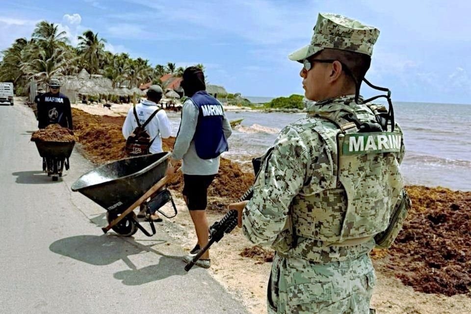 La Marina se ha multiplicado en labores de limpieza y de seguridad.