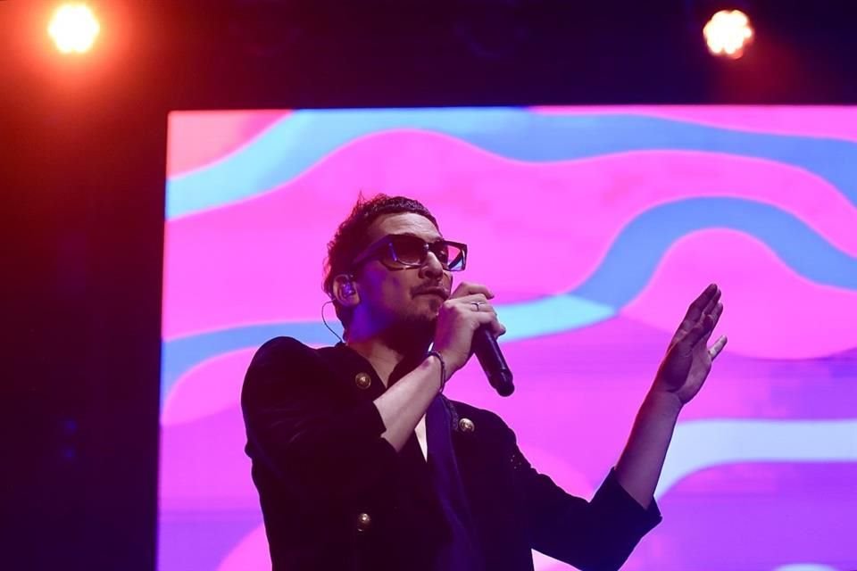 León Larregui denunció racismo y maltrato tras ser bajado de un avión; aerolínea francesa responde e invita a presentar queja formal.