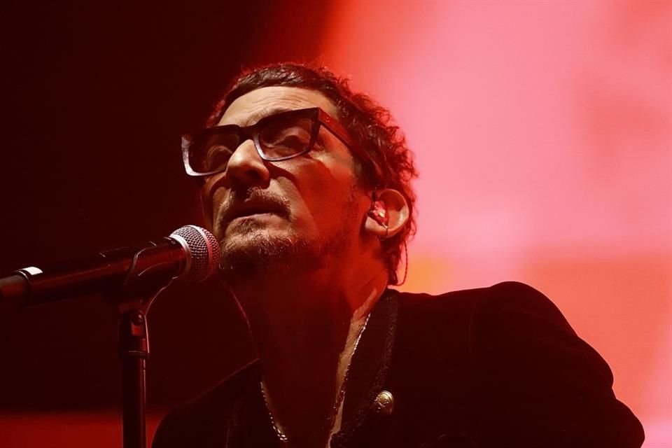 El vocalista de Zoé afirmó que fue retirado del avión 'solo por quejarse de unas cosas' y denunció que no le ofrecieron solución ni una alternativa para volar.