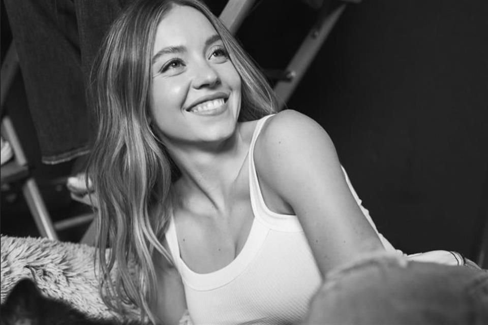 Algunos asumieron que la campaña presumía que la rubia actriz poseía buenos genes que le habían llegado gracias a sus padres, 'Mis genes son azules' dijo la actriz, refiriéndose al color de sus ojos.