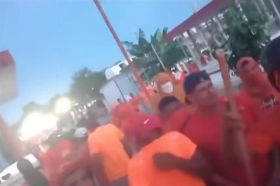 I detenuti che indossavano tute arancioni e alcuni erano armati di bastoni sono stati ripresi in un video durante una protesta.