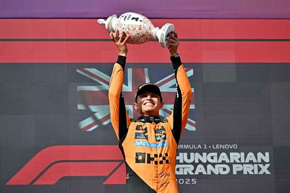 Así levantó Lando Norris su trofeo como vencedor del GP de Hungría al reponerse de un mal comienzo.