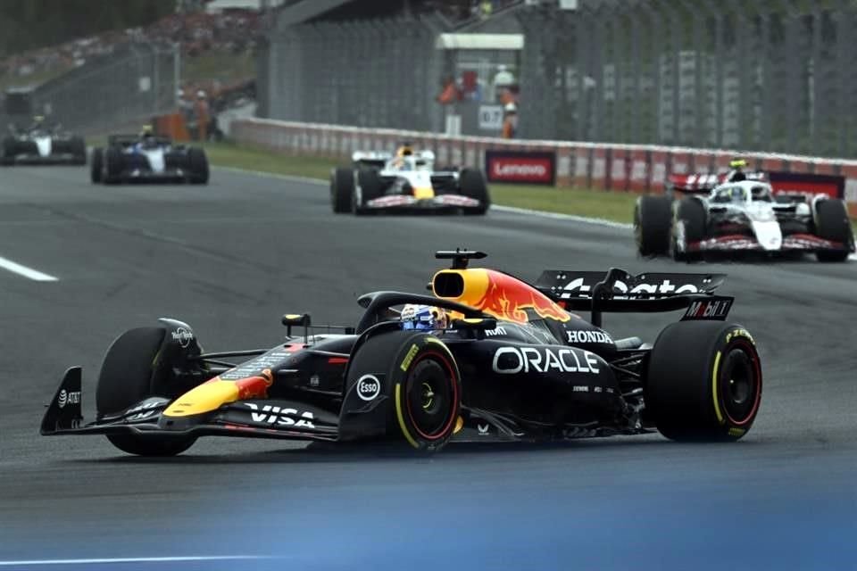 Max Verstappen y Red Bull siguen en crisis, además de que quedó noveno y sumó apenas dos puntos que no le sirven de casi nada en la lucha contra McLaren.
