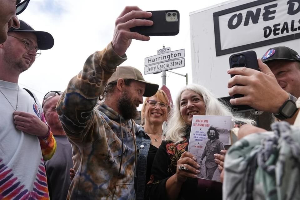 'Espero que todos tengan la oportunidad de disfrutar de la música, bailar, abrazarse y sonreír', dijo su hija Trixie García (centro), conmovida durante la ceremonia.