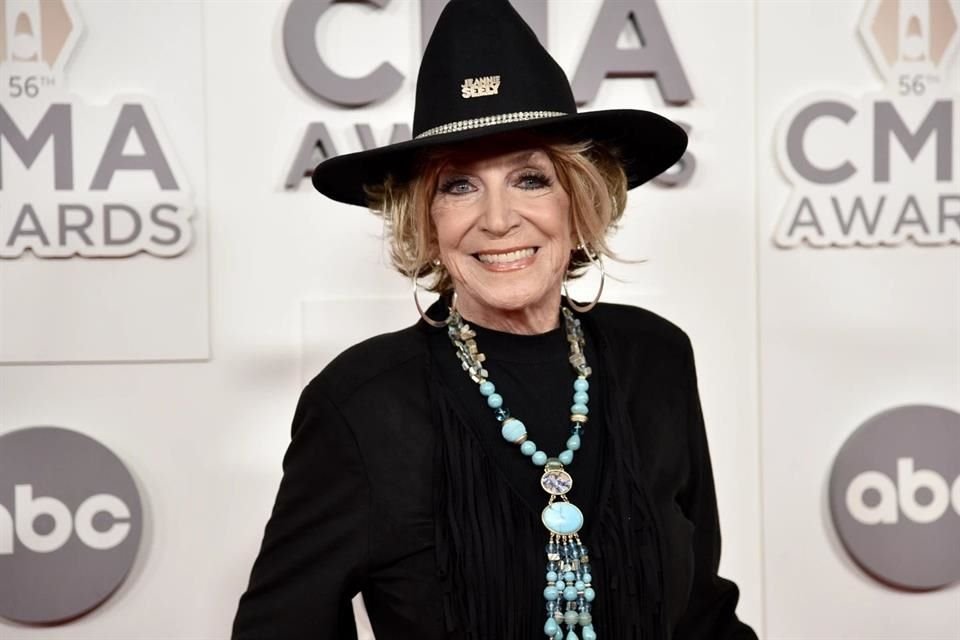 La emblemática cantante de country, Jeannie Seely, falleció a los 85 años por complicaciones derivadas de una infección intestinal.