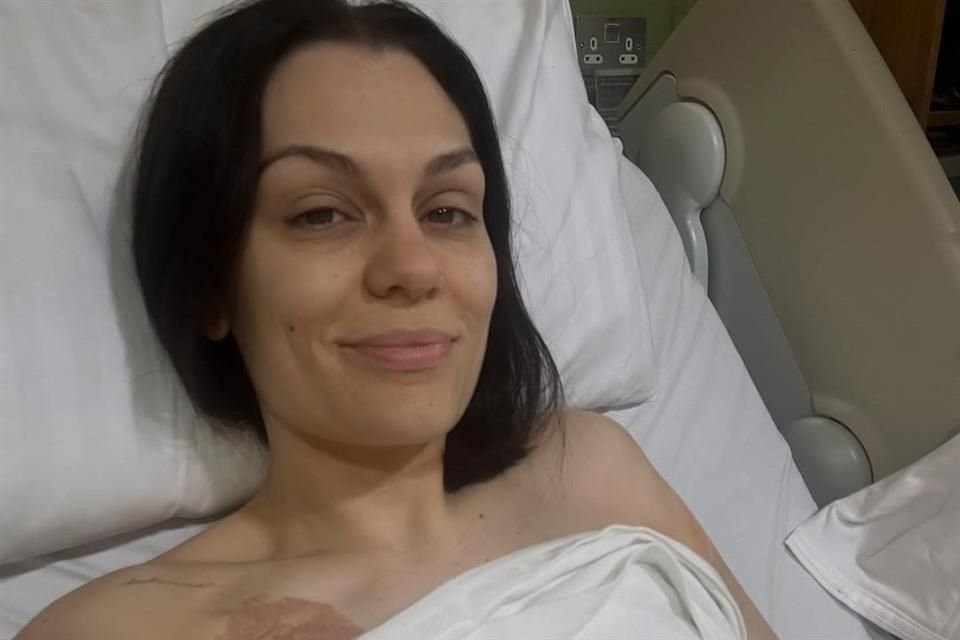 La cantante británica Jessie J, quien fue operada hace unas semanas por el cáncer de mama que padece, regreso al hospital de emergencia.