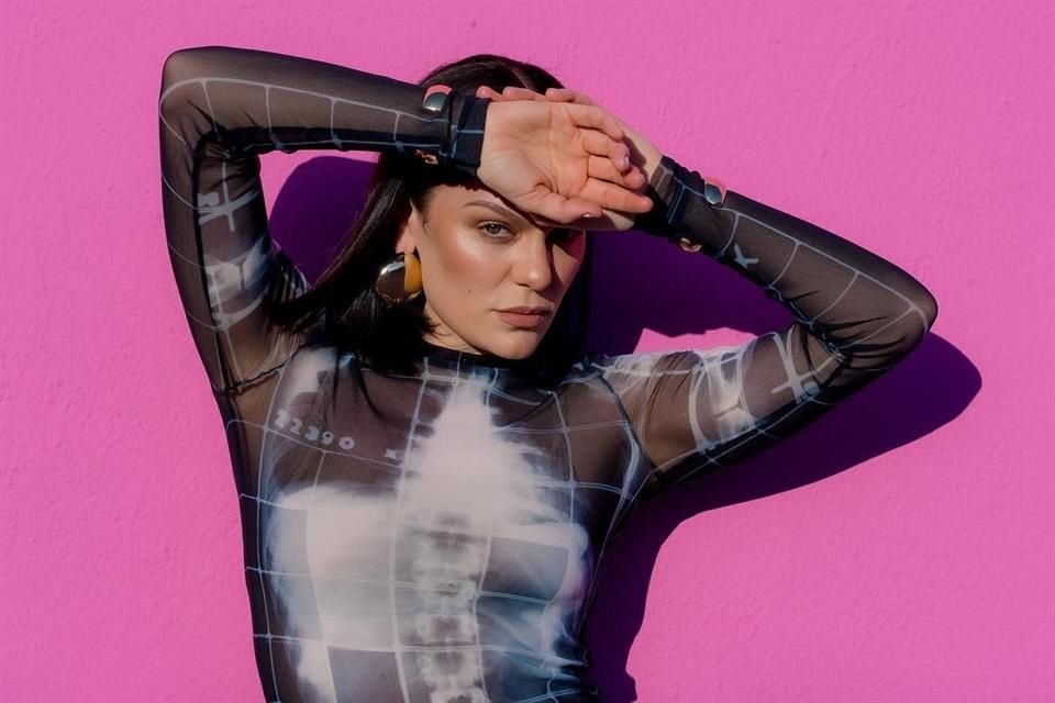 La cantante, cuyo verdadero nombre es Jessica Ellen Cornish, añadió que estaba 'rezando' por buenas noticias.