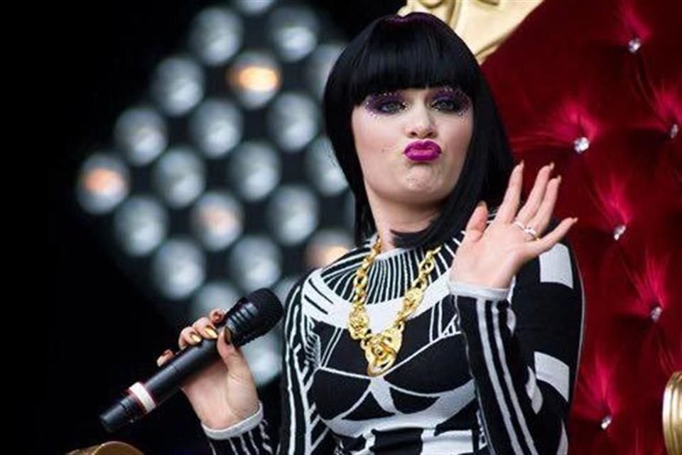 La británica, quien este año reveló que su cáncer fue detectado a tiempo, fue internada por una infección y líquido en los pulmones.