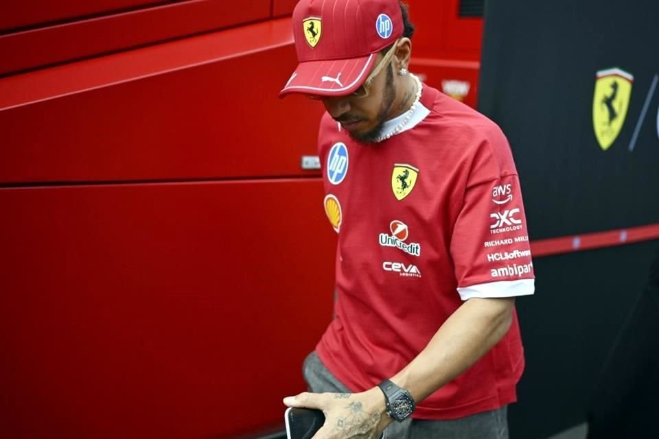 El ex jefe de la F1 le recomendó a Hamilton negociar con Ferrari su salida.