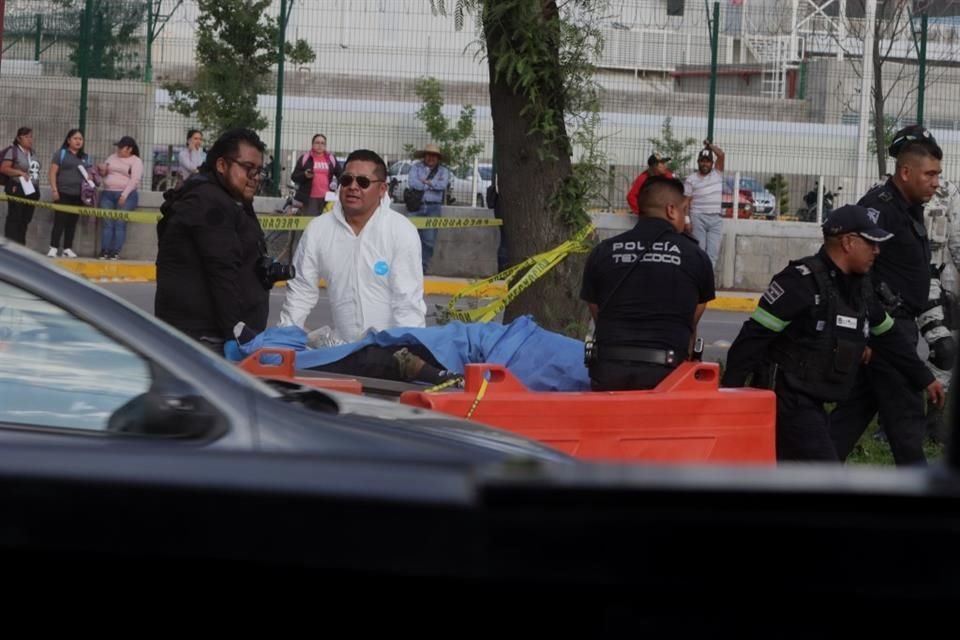 El motociclista que falleció chocó contra un poste, y a pesar de que portaba casco de seguridad, este impacto le causó la muerte.