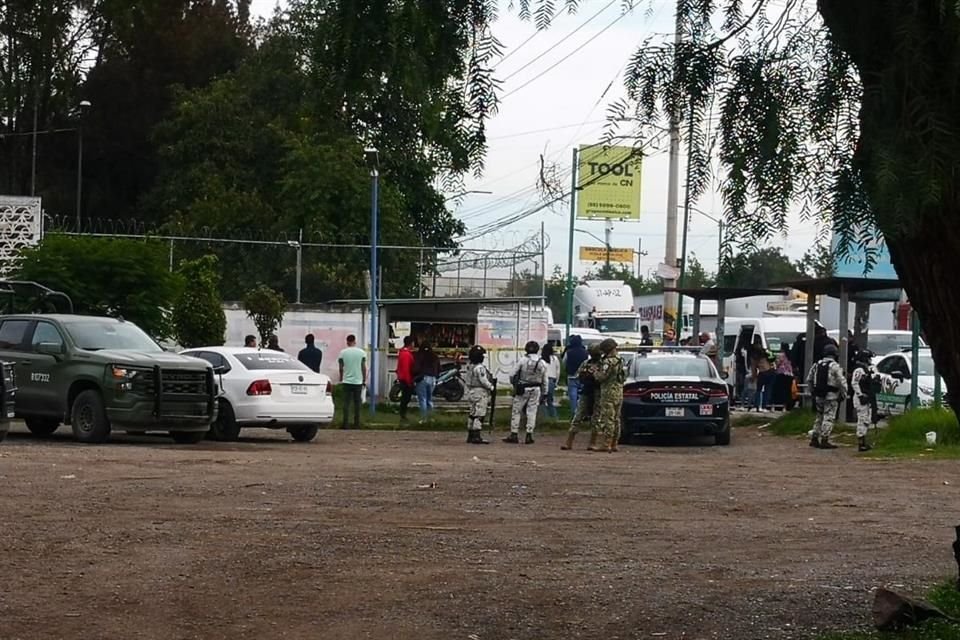 Según testigos, fue atacada por dos sujetos, quienes huyeron en una motocicleta. 