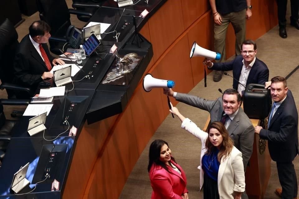 Legisladores panistas se levantaron, rodearon la tribuna y comenzaron a sonar megáfonos con sirenas.