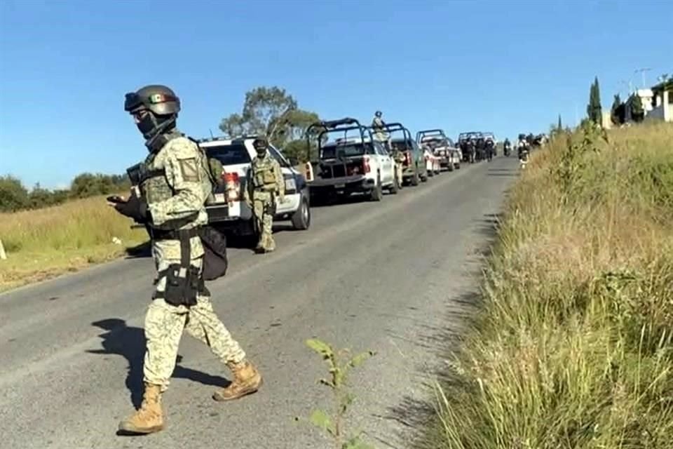 Fuerzas de seguridad desplegadas en la vía que conecta a Ixtacuixtla con Nanacamilpa.