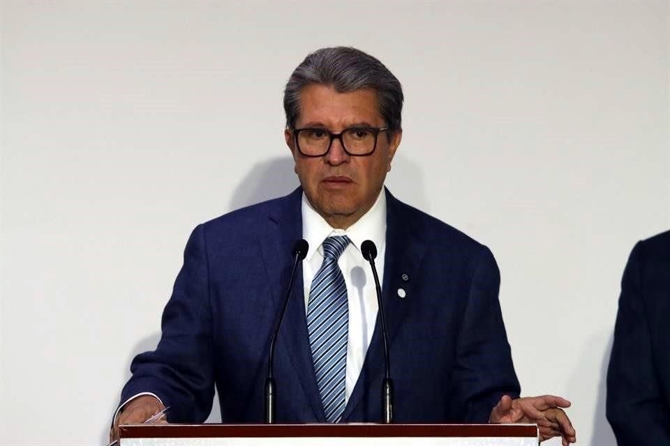 El coordinador de los diputados federales de Morena en conferencia de prensa.