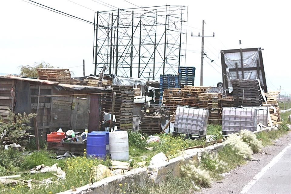 El huachicol se traslada por al menos 20 tramos carreteros del País a la vista de todos.
