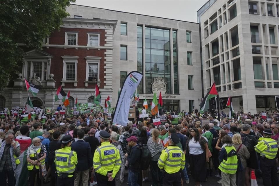 Cientos de manifestantes se congregaron a las afueras del tribunal para expresar su apoyo al músico de 27 años, cuyo nombre real es Liam O'Hanna.