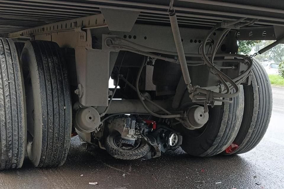La mujer, de 37 años, conducía una motocicleta y fue arrollada por un tráiler sobre la Carretera Federal México-Texcoco.