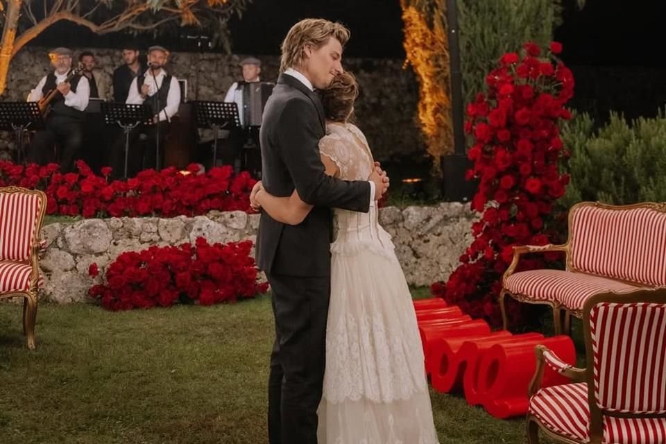 La actriz, de 21 años, ya había manifestado su deseo de formar una familia joven, inspirada por la experiencia de sus propios padres.