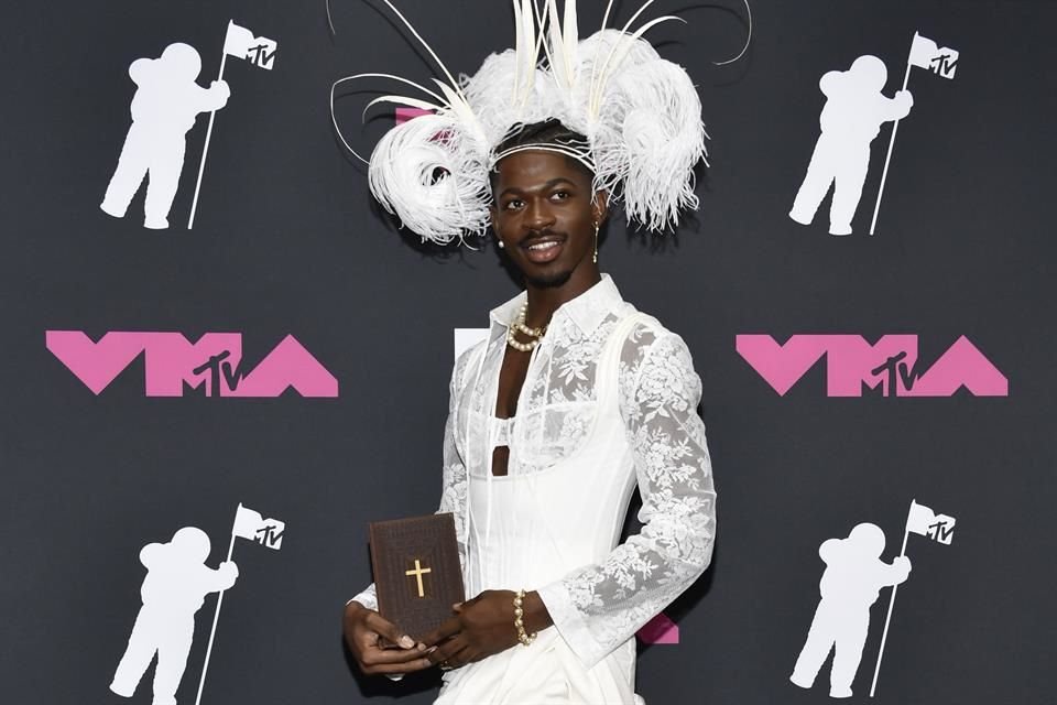 El rapero Lil Nas X fue hospitalizado tras caminar desnudo y alocado por Ventura Blvd en Los Ángeles; se investiga posible sobredosis.