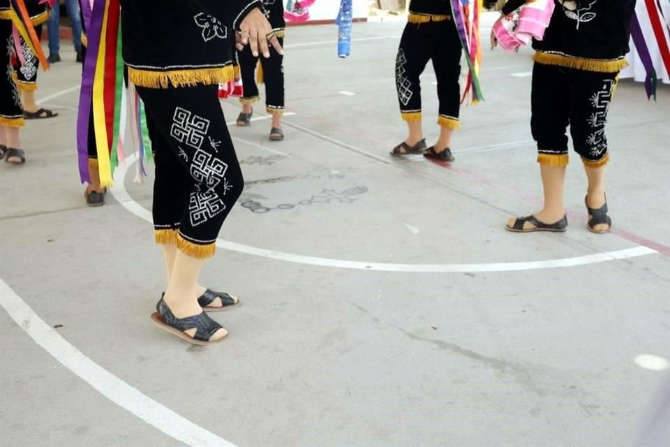 En Villa Hidalgo Yalálag, Oaxaca, representantes de Adidas ofrecieron una disculpa pública a los artesanos por el uso no autorizado del diseño de su huarache tradicional en un modelo de calzado.